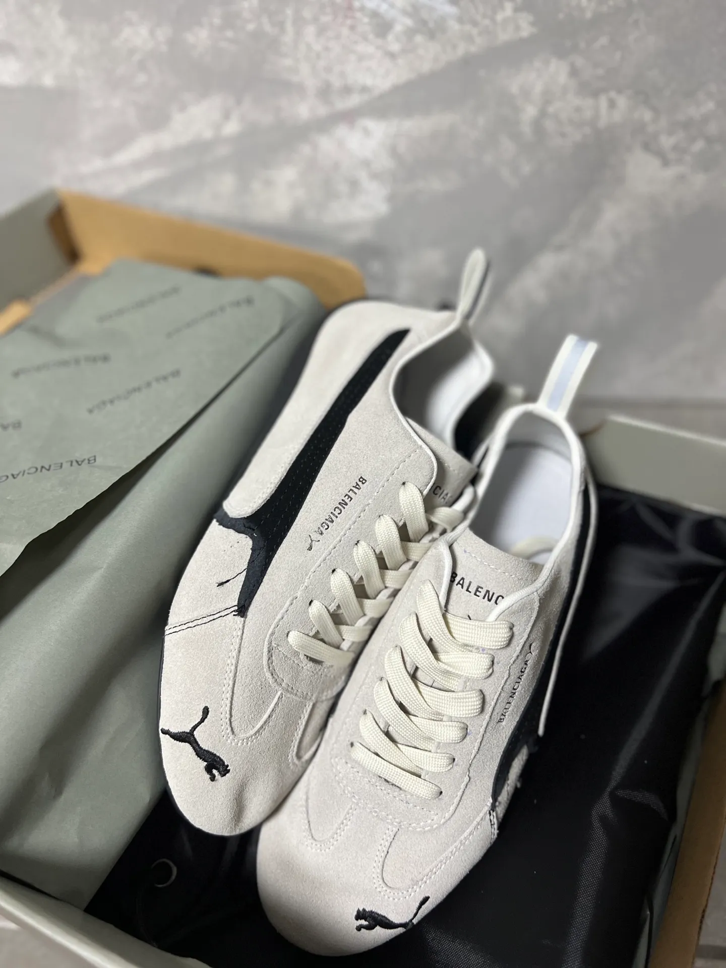 👟👟Ex-factory price 480👟👟 PUMA co-branded Balenciaga: Who knows! This pair of distressed and war-damaged Speedcats are so good-looking. The thin-soled sneakers have been upgraded to 2.0, which destroys the aesthetics of the street. More than half of the classic PUMA stripes on the side of the shoes have been "violently torn". The distressed treatment has a sense of ruined art, and it becomes the focus of the street in seconds! Hot stamping double logo + gold foil size mark on the heel, the details give a high-end feel Code number: 35-44 (45 customized)